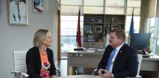 Charge d’Affairs di Reino Hulandes na Caracas ta elogia vision sostenibel di Prome Minister Mike Eman: “Un lider inspirado cu un vision cla pa Aruba”