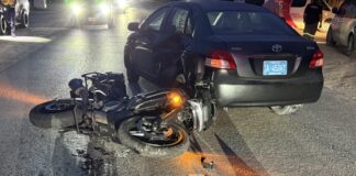 Boksmento entre Yaris y un brommer BMW