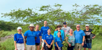 Speransa ta planta raiz: Huespednan di Bucuti & Tara ta uni man pa planta riba Dia Mundial di Accion Climatico: E resort mas sostenibel di Caribe ta celebra accion climatico mundial cu un experiencia cu ta fortalece su mision pa stimula un futuro mas regenerativo