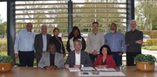 A firma contract pa renobacion di Gabinete di Aruba