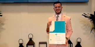 Sidney Simoons a gradua como Bachelor den Organization, Governance and Management (OGM)