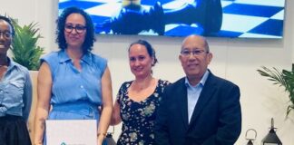 A gradua di Universidad di Aruba, Ebonnye L. Rodriguez