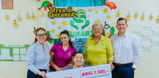 Aruba Bank ta brinda sosten na FUNARI despues di e daño grandi cometi na dos bus