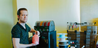 Joswald Peterson ta empleado superior di Aruba Bank