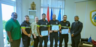 A bula den lama pa purba rescata un ser humano: A honra tres polis pa nan actuacion desplega