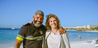 Estrechando lasonan fuerte: Altocomisario di Hulanda a bishita Cuerpo Policial Aruba