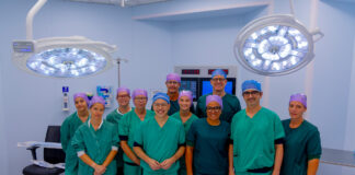 Un pionero den mundo medico: Dokter Diego González Rivas ta comparti su tecnica durante operacion na Aruba