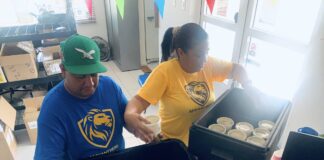 Den cuadro di programa di Lions International Hungry Relief: Aruba One Happy Island Lions Club ta sigui cu su proyecto tayo riba mesa pa yuda famia den necesidad