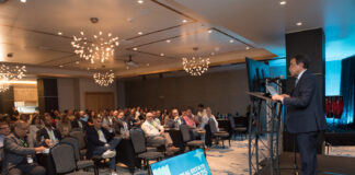 Minister Herdé tabata orador durante e prome Aruba Real Estate Summit