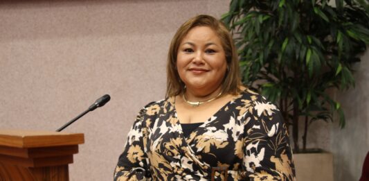 Parlementario Shailiny Tromp-Lee: Ta kico Mike Eman tin di sconde anto? Mike Eman ta nenga di contesta preguntanan pa loke ta HOFA