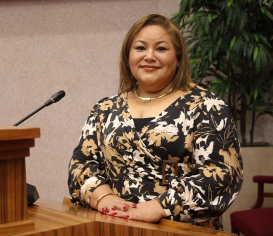 Parlementario Shailiny Tromp-Lee: Ta kico Mike Eman tin di sconde anto? Mike Eman ta nenga di contesta preguntanan pa loke ta HOFA