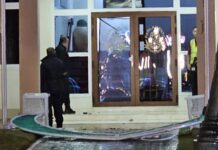 Persona confundi a destrui bentana di Parlamento