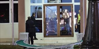 Persona confundi a destrui bentana di Parlamento