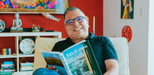 Eugene Dubero ta empleado superior di Aruba Bank