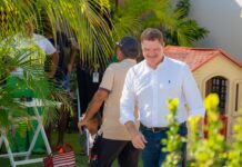 Accion di Bario ta sigui: Kiviti a ricibi bishita di Prome Minister Eman cu man habri