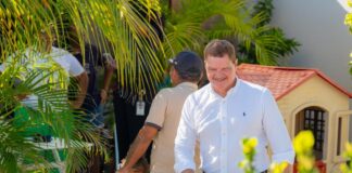 Accion di Bario ta sigui: Kiviti a ricibi bishita di Prome Minister Eman cu man habri