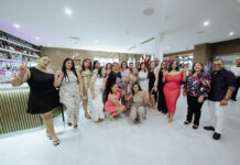 Aruba Bank ta gradici Lilian Hoek y Brenda Frank pa nan añanan di servicio