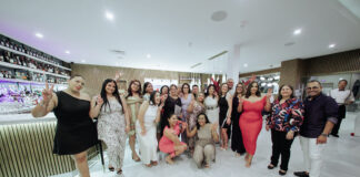 Aruba Bank ta gradici Lilian Hoek y Brenda Frank pa nan añanan di servicio