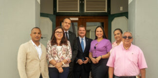 Awe a marca historia: Prome Minister Mike Eman ta apluadi restructuracion salarial pa nos maestronan