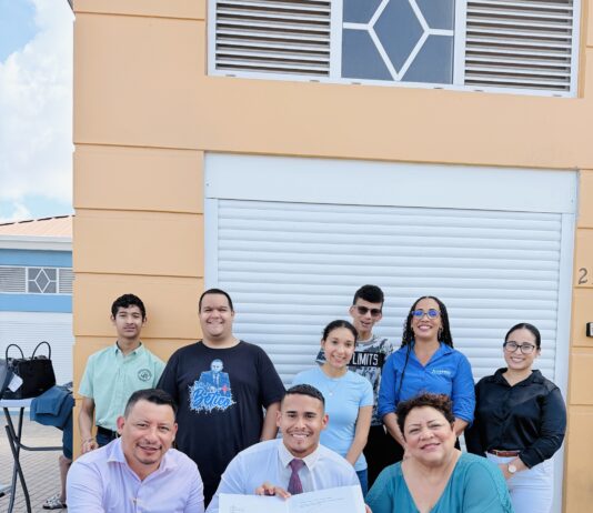 Riba Dia Mundial di Personanan cu Discapacidad: Minister Wendrick Cicilia a otorga kiosco na Trampolin pa Trabao