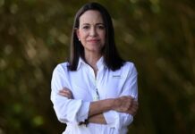 María Corina Machado a sali den boto di for Venezuela pa Curacao