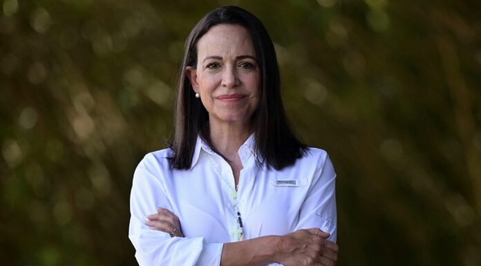 María Corina Machado a sali den boto di for Venezuela pa Curacao