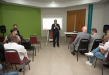 Minister Herdé y arkiteconan Hulandes den un anochi di Planificacion di tereno