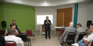 Minister Herdé y arkiteconan Hulandes den un anochi di Planificacion di tereno