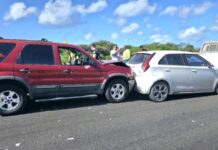 Cinco auto envolvi den boksmento riba Sero Tijshi