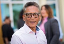 Den cuadro di 25 aña di AZV: Gobierno di Aruba y AZV ta otorga reconocemento na drs. Anco Ringeling