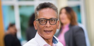 Den cuadro di 25 aña di AZV: Gobierno di Aruba y AZV ta otorga reconocemento na drs. Anco Ringeling