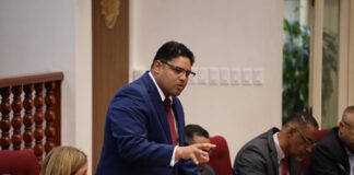 John Hart ta un parlamentario sokete y swak