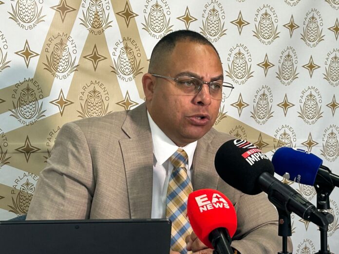 Gobierno no por keda den silencio Aruba mester representacion y transparencia riba e asunto di Arubahuis