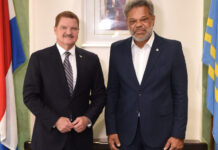 Prome Minister di Sint Maarten ta destaca importancia di cooperacion regional durante su yegada na Aruba