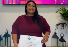 A gradua di Universidad di Aruba, Abigail Aisha Medina