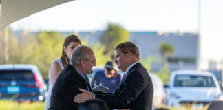 James Hepple a repasa e contribucion di Henny Eman den turismo