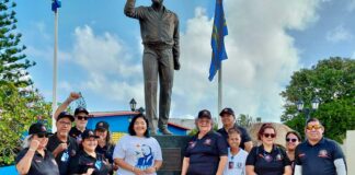 MEP cu ofrenda floral na memoria di Betico Croes na Plaza Status Aparte na Santa Cruz
