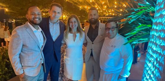 Parlamentario AVP Jennifer Arends-Reyes ta felicita The St. Regis Aruba cu nan prome aniversario