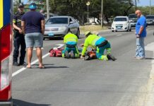 Homber actuando straño memey caminda a stop di reacciona, mester a reanima