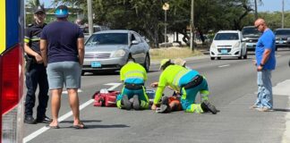 Homber actuando straño memey caminda a stop di reacciona, mester a reanima