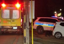 Oranan largo señora di edad tawata benta riba vloer