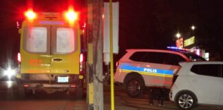 Oranan largo señora di edad tawata benta riba vloer