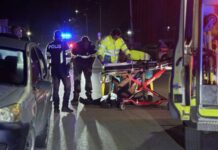 Homber haya riba suela memey di caminda