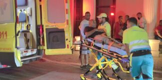 Peaton alcansa pa auto den Playa