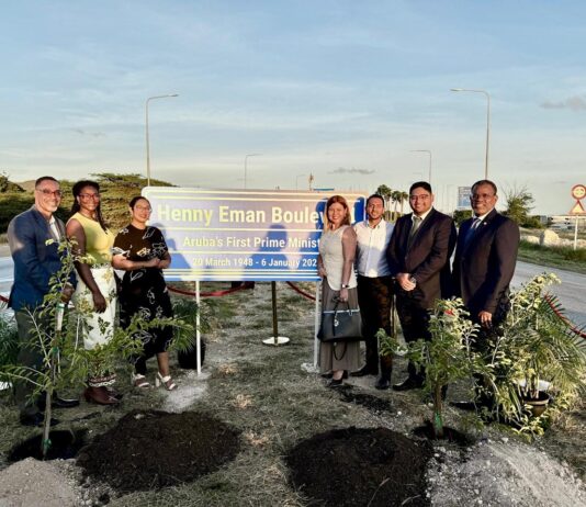 Fraccion AVP: Reconocemento bon mereci pa nos gran estadista Arubiano Henny Eman (dfm) y su legado