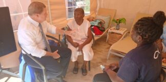 Minister-President ta bishita e famianan afecta door di candela y ta coordina ayudo directo