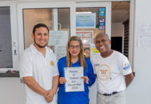 Yoshmar Wever y Alberto Klaber a entrega relato di Collect na Polis