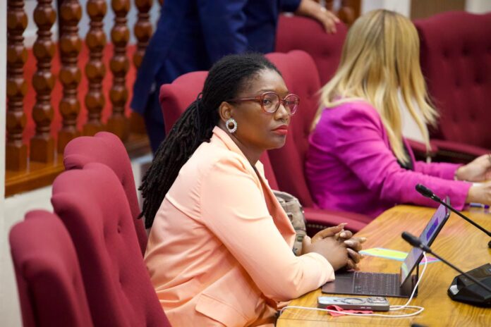 Turismo mester evoluciona pa sigui sirbi Aruba y su pueblo