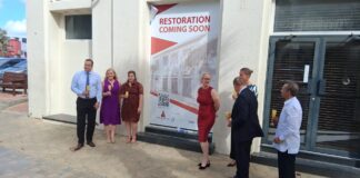 Traspaso oficial di edificio John G. Eman pa Monumentenfonds Aruba