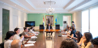 Minister Geoffrey Wever ta duna gastcollege Staatsrecht na studiantenan di Universidad di Aruba